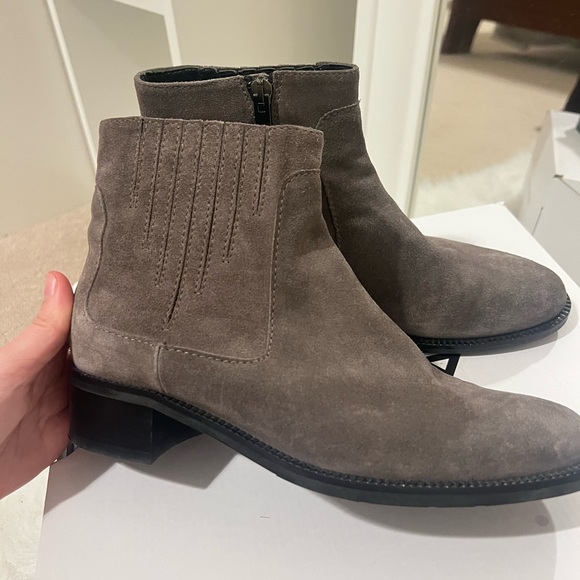 Aquatalia Oribella grey suede Leather Sole perfect for spring! - Picture 10 of 13